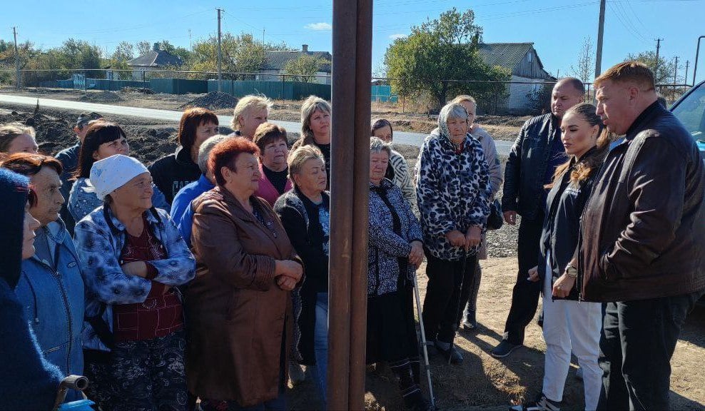 Василий Леонов: В связке «жители – «Единая Россия» – органы власти» мы способны решить накопившиеся проблемы   Партпроект «Школа грамотного потребителя» подготовил специальную анкету, чтобы жители могли сообщить не только о состоянии радиаторов, внутридомовых коммуникаций, но и гидроизоляции цоколей, подвалов, чердаков, остекления подъездов, доводчиков на дверях.   Региональный координатор партпроекта «Школа грамотного потребителя» Василий Леонов отметил, что впервые за долгие годы в Республике начался капитальный ремонт многоквартирных домов. Теперь пришло время убедиться, насколько жилой фонд готов к отопительному сезону.   – Приятно, что, когда мы встречаемся с жителями, они отмечают положительные изменения: больше не течет крыша, отремонтировали подъезды, заменили окна. И все это реализовано в рамках народной программы, предложения в которую вносили сами жители. То есть, они видят, что их просьбы были услышаны и реализованы.   Сейчас, когда наступили холода, мы должны убедиться, что дома действительно готовы к непогоде. На данный момент к отопительному сезону готовы более 11 тысяч многоквартирных домов и 2 тысячи объектов соцсферы, также подготовлены порядка 1,5 тысячи котельных. Чтобы убедиться в полной готовности мы подготовили специальную анкету для жителей многоквартирных домов, ведь только они знают обо всех проблемах и нюансах своих жилищ. После этого мы передадим информацию в надлежащие инстанции и проконтролируем решение проблем. Уверен, что только в связке «жители – «Единая Россия» - органы власти» мы способны решить накопившиеся проблемы и сделать жизнь людей в Республике комфортнее, – отметил Василий Леонов.   Как подчеркнул координатор партпроекта «Школа грамотного потребителя», председатель комиссии Мосгордумы по госстроительству Александр Козлов, проверка будет комплексной.    Больше читайте на сайте.   #ЕдинаяРоссия #ЕР81 #ШколаГрамотногоПотребителя