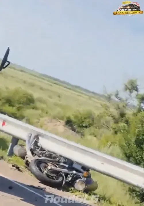 На видео попали последние секунды жизни мотоциклиста  Смертельное ДТП произошло утром 1 июля в Благовещенском округе. На трассе между поворотом на мост в Китай и новым Благовещенским мостом столкнулись автомобиль и мотоцикл. Кадры происшествия опубликовали в интернете.   "На 114 километре автодороги "Подъезд к городу Благовещенск" водитель 1972 года рождения, управляя мотоциклом Suzuki, выехал на полосу встречного движения и допустил столкновение с автомобилем Nissan Atlas, который поворачивал налево. В результате ДТП мотоциклист от полученных травм скончался", - сообщили в Госавтоинспекции Амурской области.  На месте происшествия работают сотрудники ГАИ и следственно-оперативная группа МУ МВД России "Благовещенское".  "Последствия аварии ликвидируют спасатели поисково-спасательного отряда Амурской области и огнеборцы ПЧ-41. Пожарные привлечены к работам по смыву пролившегося топлива с дорожного полотна", - рассказали в Амурском центре гражданской защиты и пожарной безопасности.   Скриншоты, фото и видео Telegram-каналов "FireDep41" и "Дорожный Благовещенск"   ТЕЛЕПОРТ.РФ – здесь все об Амурской области  Написать нам