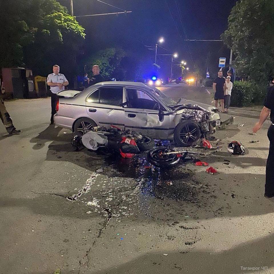 Жесткое смертельное ДТП произошло в Таганроге 33-летний парень за рулем «Хендай Акцент» не уступил дорогу мотоциклу и влетел в него. В результате 28-летний пассажир погиб на месте, а 29-летнего байкера увезли в больницу.