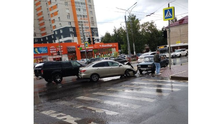 В Брянске на перекрестке улиц Дуки и Вали Сафроновой столкнулись две легковушки Что стало причиной аварии и есть ли пострадавшие, не сообщается. ƃℾ подписаться прислать новость