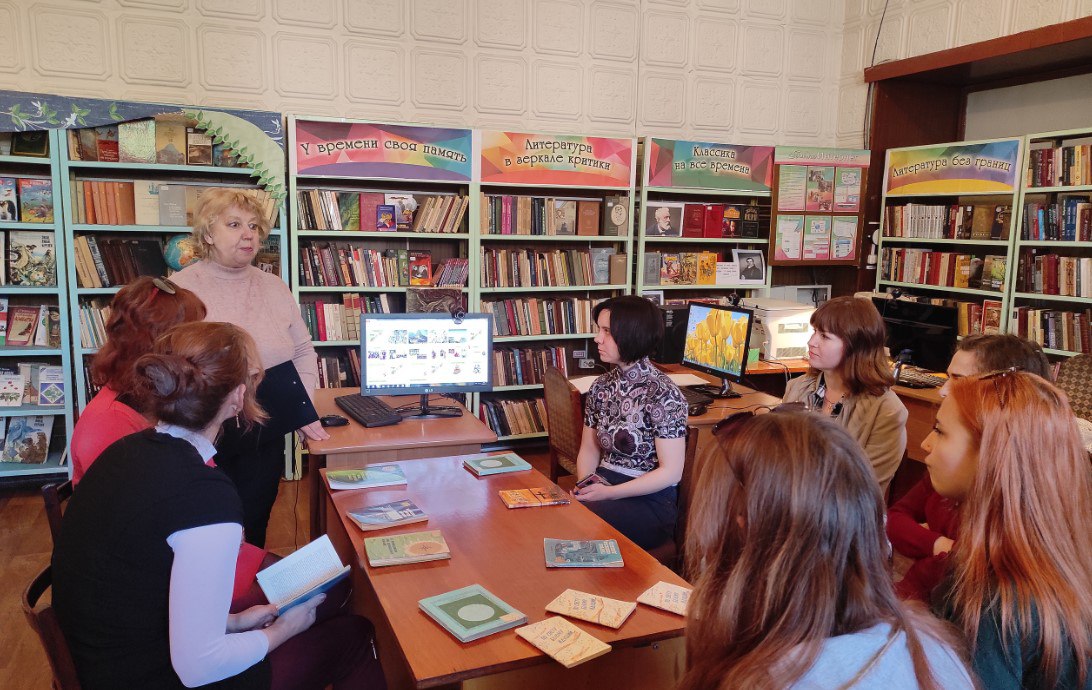 В рамках деятельности юношеского экологического клуба «Экомир» в библиотеке-филиале №4 прошло очередное заседание в форме экологического исследования «Экологический пульс Земли». Вниманию молодежи была представлена выставка-панорама «Из тысячи планет, земли прекрасней нет», просмотр видео презентации «Человек и природа», в которых раскрываются разнообразие животного и растительного мира, затрагиваются экологические проблемы и пути их решения. Члены клуба «Эко мир» провели исследование, разбирались в причинах экологического опустошения, пытаясь сообща найти ответы, чем они могут помочь в проблеме охраны окружающей среды в контексте своего города. Ребята пришли к выводу, всем нужно пересмотреть свое экологическое поведение, ведь к природе нужно относиться так, как мы хотим, чтобы она относилась к нам. «Для того, чтобы природа дарила нам радость и вдохновенье, нам, людям необходимо помнить о хрупкости и уязвимости природы. Быть её благодарными детьми» – отметила библиотекарь Наталья Титаренко.