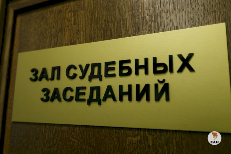 Сотрудники оренбургской УК осуждены за незаконный отъем домов Сотрудники УК Галактика в Оренбурге незаконно перевели в свое управление 45 многоквартирных домов Шестеро сотрудников были признаны виновными по ч 1 ст 201 УК РФ Злоупотребление полномочиями Приговор суда оставлен в силе Шестым кассационным судом общей юрисдикции В 2023 году работники по указанию женщины руководителя изготовили решения общих собраний собственников жилья подделывая за них подписи о смене УК Таким образом организация управлявшая 45 многоквартирными домами где проживают более 12 тыс горожан была сменена Дома от УКЖФ Дельта перешли УК Галактика Подложные документы были переданы для официальной регистрации в областную Госжилинспекцию В настоящее время бывший руководитель инспекции Алексей Кузьмин уже осужден за превышение должностных полномочий Подпишитесь на канал ЕАН Оренбург
