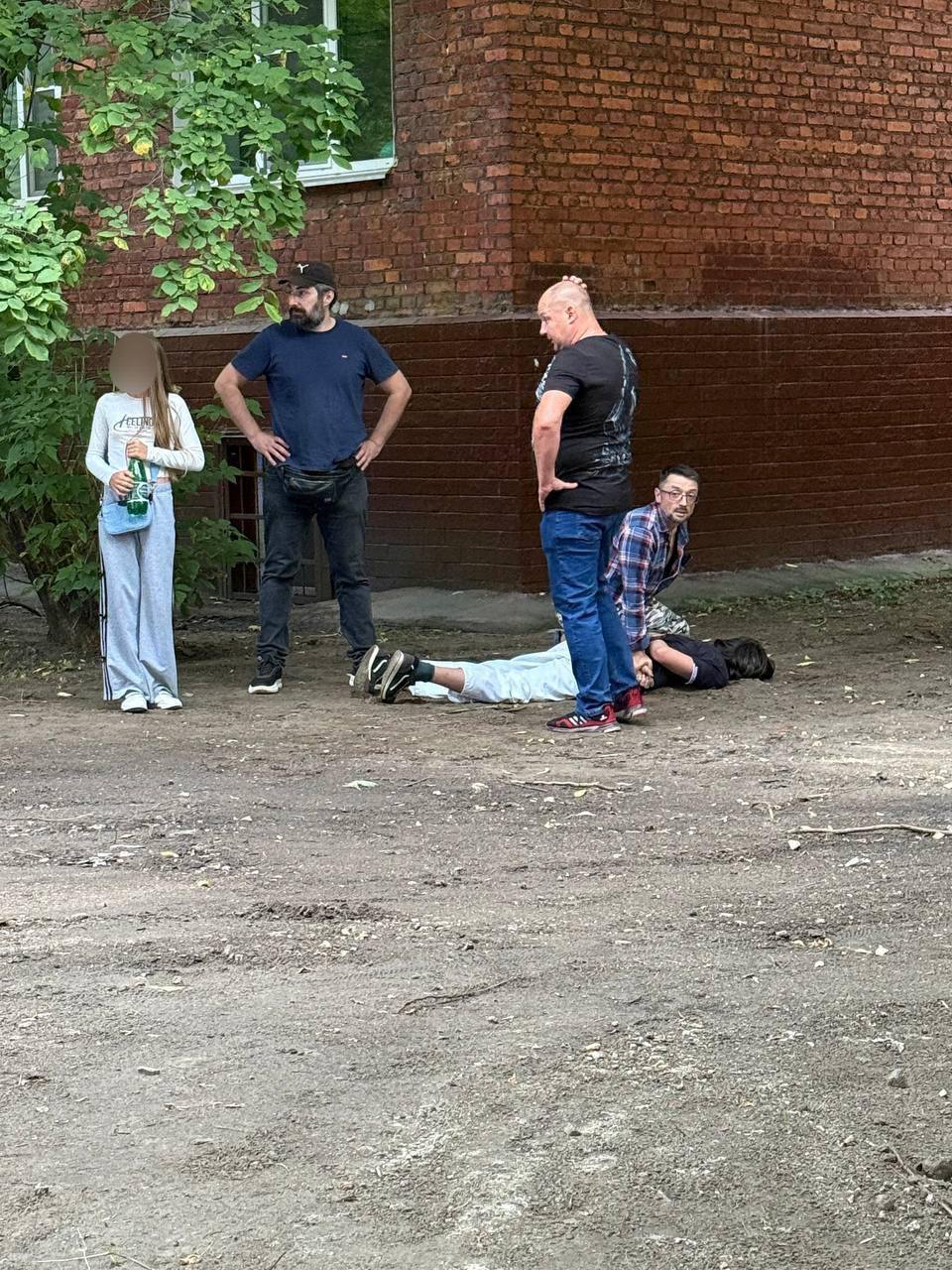 Герои среди нас на севере Москвы прохожий спас девочку которую пытался ограбить нелегал Инцидент произошел вчера в районе Аэропорт Девочка шла по улице Коккинаки около дома 2 на неё напал прохожий По словам очевидцев это был мигрант Мужчина забрал у девочки телефон и попытался скрыться Однако за школьницу вступился случайный прохожий Мужчина догнал грабителя скрутил его и держал до приезда полиции Телефон девочке вернули воришку забрали стражи порядка Фото и информация Осторожно Москва