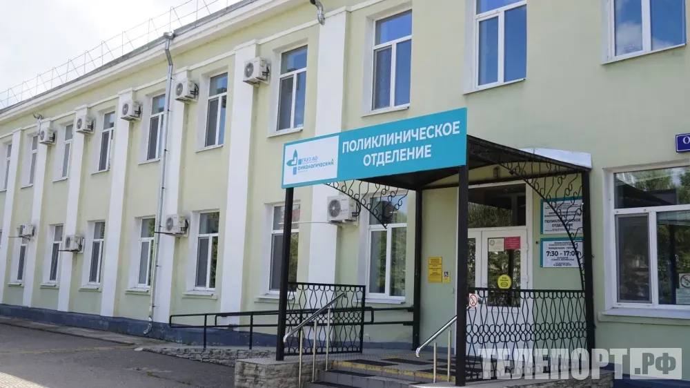Бригады онкологов с начала года побывали в 12 больницах Приамурья специалисты областного диспансера охватывают диагностикой население отдаленных территорий Бригады специалистов Амурского областного онкологического диспансера ежегодно осуществляют выезды в муниципалитеты Приамурья Врачи регулярно проводят Дни открытых дверей и обследуют жителей отдаленных территорий Выездная работа онкологов проходит в рамках программы Борьба с онкологическими заболеваниями национального проекта Продолжительная и активная жизнь С начала года специалисты онкодиспансера побывали в 12 медицинских учреждениях Михайловского Бурейского Мазановского Архаринского округов городов Свободный Шимановск Сковородино и Зея Доктора осмотрели 1600 амурчан у почти 100 из них выявили подозрения на злокачественные новообразования Чаще медики устанавливают рак кожи молочной железы также встречается рак почки легкого и органов малого таза Прием амурчан на выезде ведут такие врачи как онколог хирург уролог врач ультразвуковой диагностики Пациентам проводят необходимые процедуры и маммографию Мы выезжаем в районы чтобы охватить диагностикой население отдаленных территорий Приамурья и оказать организационно методическую помощь медикам Даем свои рекомендации отслеживаем процесс выявления онкопатологий для своевременной передачи пациента в онкодиспансер выставления точного диагноза и квалифицированного оказания онкологической помощи Такие мероприятия помогут повысить качество медицинской помощи для всех пациентов независимо от их местонахождения в регионе прокомментировал главный врач Амурского областного онкодиспансера Алексей Витер Как сообщили в Минздраве Амурской области до конца года онкологи обследуют жителей еще трех муниципалитетов 18 октября отправятся в Серышево 15 ноября в Ивановку и 13 декабря в Тамбовку Фото ТЕЛЕПОРТ РФ ТЕЛЕПОРТ РФ здесь все об Амурской области Мы в МАХ Написать нам