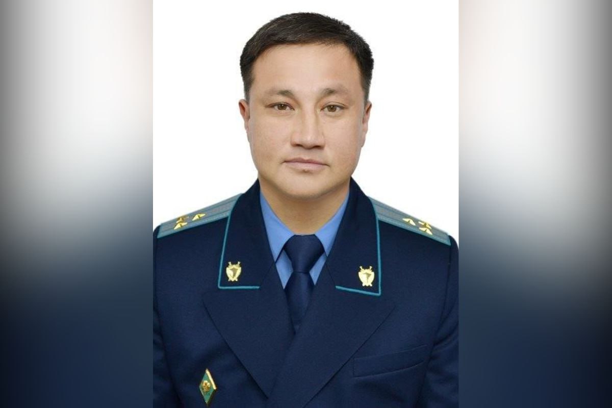 Устроил пьяный дебош прокурора Актау задержали в аэропорту Алматы Орда связалась с главным прокурором Актау и узнала что произошло на самом деле Ерболат Абдиров оказался в центре скандала В СМИ и соцсетях сообщили что его задержали прямо в аэропорту за пьяный дебош Сообщается что на Абдирова составили административные протоколы по двум статьям появление в общественном месте в состоянии опьянения нецензурная брань и оскорбительное приставание к окружающим В прокуратуре Мангистау области факт подтвердили но в детали не вдавались Проводим служебное расследование меры будут приняты по итогам Журналистка Орды связалась с Ерболатом Абдировом и получила его комментарий Там ничего нет Просто взяли и из пальца высосали когда узнали кто я Сейчас они материал составили С этим материалом я не согласен буду обжаловать Едилов поспешил решение ещё не принято Просто когда такой факт происходит они обязательно возбуждают дело И по итогам принимается решение есть там вина пассажира или нет Я там был не как сотрудник В принципе за себя я не беспокоюсь поделился прокурор Орда направила запрос в транспортную полицию t me orda kz