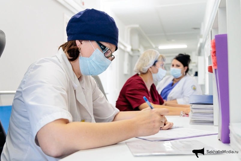 Врачей обяжут сообщать мужьям о желании жен сделать аборт Врачей в России обяжут информировать мужа о желании жены сделать аборт Соответствующий законопроект вносит в Госдуму депутат Дмитрий Кузнецов от фракции Справедливая Россия Согласно инициативе право женщины на самостоятельное решение о прерывании беременности остается но для медиков появится новая обязанность уведомить супруга пациентки если она состоит в браке Поправки также затрагивают бывших мужей информировать их будут если с момента развода прошло не более 12 недель По мнению автора законопроекта это поддержит ответственное отцовство и поможет снизить количество абортов Кузнецов напомнил что по Семейному кодексу такие вопросы супруги должны решать совместно SakhalinMedia Прислать новость