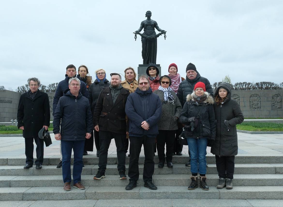В Петербурге почтили память журналистов, погибших при защите Ленинграда в годы блокады Накануне 80-летия Великой Победы на Пискарёвском мемориальном кладбище состоялось возложение венков и цветов к монументу “Мать-Родина” и к памятной плите, посвященной журналистам, погибшим при защите Ленинграда в годы блокады. Плита была открыта на Аллее памяти Пискаревского мемориала осенью 2024 года по инициативе Петербургского отделения Союза журналистов России. “5-го мая старшее поколение журналистов отмечает памятную дату своего поколения - День советской печати. Посещение в этот день Пискаревского кладбища - святого для каждого ленинградца-петербуржца места - закладывает новую традицию для всего нашего медиасообщества,” - сказал на церемонии председатель Петербургского отделения Союза журналистов России Дмитрий Шерих. Напомним, что в блокадном Ленинграде работали 9 тысяч корреспондентов. Каждый шестой из них погиб. Большинство похоронены на Пискаревском мемориальном кладбище.