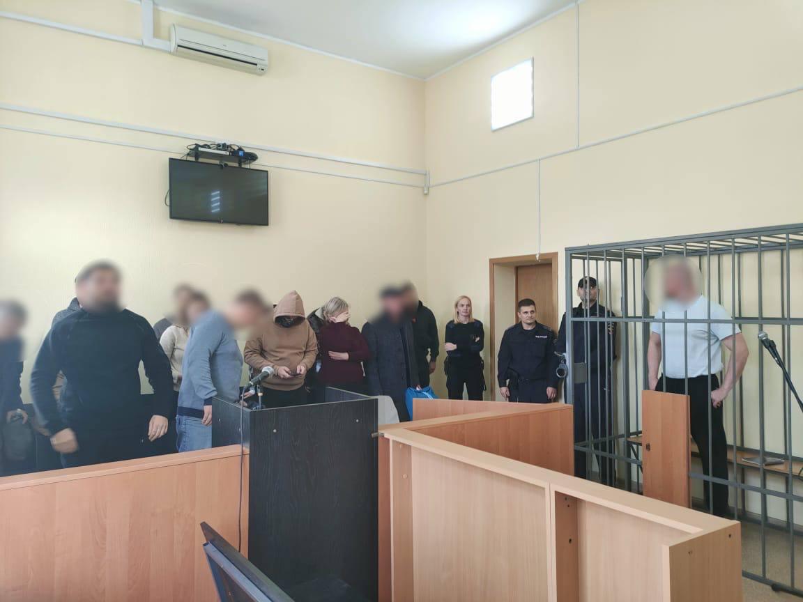 В Калининграде пяти экс полицейским вынесли приговор за подброс наркотиков Московский районный суд Калининграда вынес приговор по уголовному делу в отношении пяти бывших сотрудников полиции В зависимости от роли и степени участия их признали виновными в совершении преступлений предусмотренных ст 286 УК РФ превышение должностных полномочий ст 228 УК РФ незаконное хранение наркотических средств и ст 303 УК РФ фальсификация доказательств по уголовному делу Об этом сообщает пресс служба региональной прокуратуры В суде установили что в 2022 году подсудимые с целью фальсификации доказательств по уголовным делам в сфере незаконного оборота наркотиков подбросили запрещенные вещества двум жителям области Впоследствии эти дела прекратили из за непричастности фигурантов Фото телеграм канал прокуратуры Калининградской области