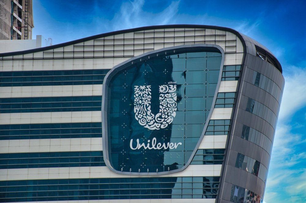 Unilever продаст продуктовые бренды с ежегодной выручкой более $1 млрд  CEO компании Хейн Шумахер продолжает оптимизировать бизнес. На этот раз он объявил, что ищет покупателей на несколько брендов еды, совокупно генерирующих продажи в размере $1,05 млрд в год. Какие бренды выставлены на продажу и сколько их, Шумахер не уточнил. Но указанная сумма — это менее 1,7% выручки Unilever.  Месяц компания уже рассматривала возможность продажи некоторых своих голландских брендов продуктов питания, в том числе супов Unox и приправ Conimex, а также пыталась продать небольшие бренды продуктов питания в Великобритании и других странах Европы.  Ранее руководство Unilever заявляло о фокусе на 30 топовых брендах. Новое решение — продолжение этой стратегии. В продуктовом сегменте компания хочет сфокусироваться на соусах, приправах и продуктах для HoReCa. Не все "нецелевые" марки будут проданы, но "эклектичное портфолио" Unilever заметно похудеет.  Telegram / Facebook / Instagram / LinkedIn