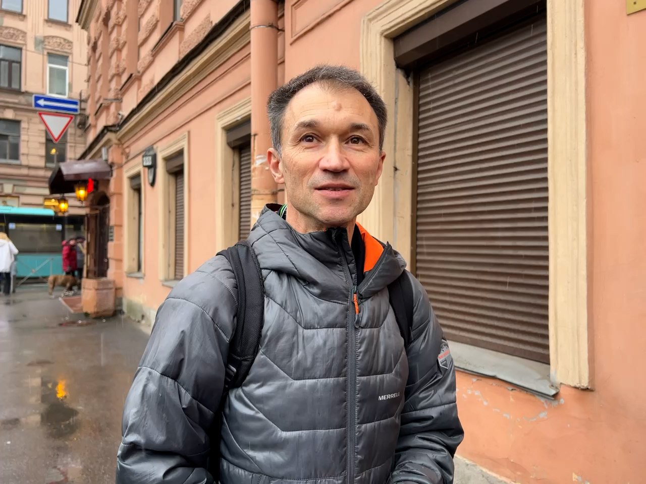 Григория Куниса внесли в список террористов и экстремистов Экс владелец издания Мой район и сооснователь iGooods был внесен в реестр Росфинмониторинга сегодня Эмиграция 18 декабря Григорий Кунис покинул Россию после того как прокуратура подала апелляцию на приговор бизнесмену из за чрезмерной мягкости наказания После эмиграции Кунис дал интервью Бумаге Преследование 8 декабря Петроградский суд назначил Григорию Кунису штраф в 350 тысяч рублей по делу о донатах ФБК передал из суда корреспондент Бумаги Предпринимателя освободили из под стражи в зале суда Обвинение настаивало на шести годах общего режима Что важно знать С 2003 по 2014 год Григорий Кунис владел газетой Мой район В 2015 году основал сервис по доставке продуктов iGooods Он был одним из первых организаторов Бессмертного полка в Петербурге Бизнесмена задержали 24 июля позже отправили в СИЗО iGooods Когда Григорий Кунис находился в СИЗО по политическому делу один первых в России сервисов доставки продуктов перешел под контроль предпринимателя Романа Яворского Бумага разбиралась верно ли что у Куниса увели компанию Фото Бумага Подписывайтесь на Бумагу и предлагайте новости