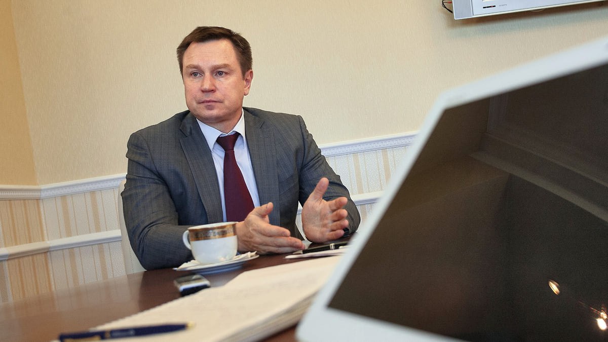 Василий Никонов покинул Роснефть СМИ   Вице президент Роснефти по электроэнергетике Василий Никонов покинул компанию Об этом сообщило издание Энергетическая политика со ссылкой на три источника Никонов занимал эту должность с июня 2025 г он курировал департамент научно технического развития и инноваций а также отвечал за энергетику локализацию техники и технологий   Ранее Никонов возглавлял компанию Юнипро которая с 2023 г была передана под контроль Росимущества   Высокое напряжение