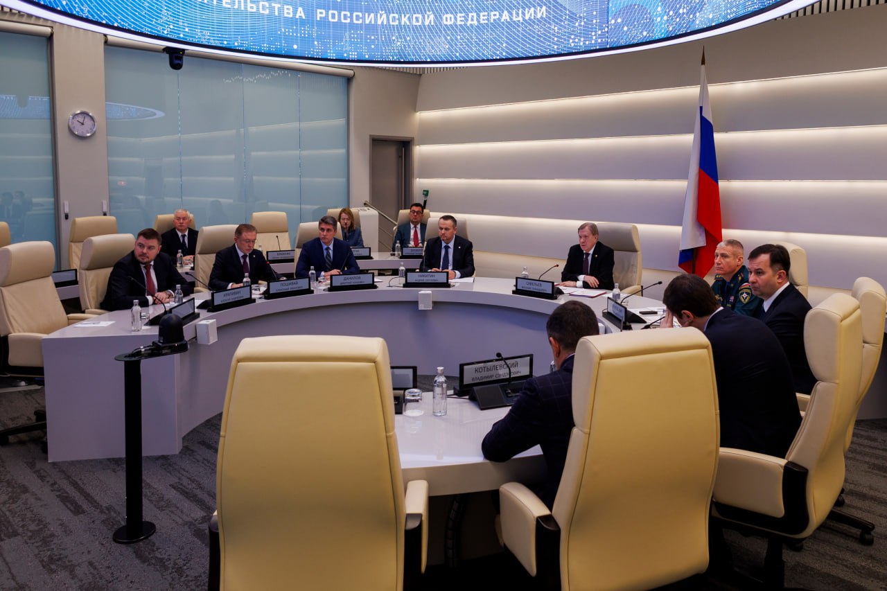 Виталий Савельев провел заседание правкомиссии по ликвидации последствий ЧС в Керченском проливе С начала работ очищено более 3 тыс км береговой линии в том числе повторно Собрано более 185 тыс т загрязненного песка и грунта Утилизировано специализированными организациями или направлено в хозяйственный оборот более 171 тыс т отходов Сводная группировка сил и средств задействованных в ликвидации последствий чрезвычайной ситуации составляет 793 человека и 195 единиц техники Фото телеграм канал Правительства РФ tamannews