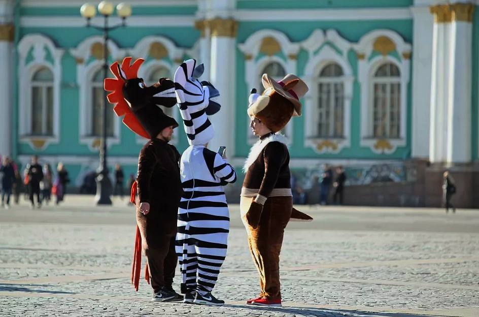 В Петербурге могут запретить аниматорам навязывать свои услуги прохожим на улицах Документ предусматривает введение ответственности для костюмированных персонажей, которые в туристический сезон часто хватают людей за руки, мешают проходу и настойчиво предлагают сделать платные фотографии. В настоящее время подобные действия регулируются только в метрополитене. #СанктПетербург #Новости
