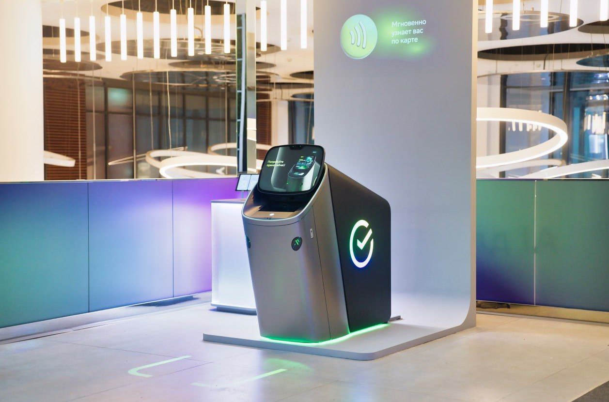 Сбер представил банкоматы диагносты с голосовым ИИ Сбербанк выпустил новое поколение банкоматов со встроенными функциями мониторинга здоровья Как сообщают Ведомости устройство может измерить пульс давление уровень стресса индекс массы тела и предположительный уровень холестерина для этого достаточно приложить пальцы к датчикам и посмотреть в камеру Еще одной ключевой особенностью является интеллектуальный голосовой помощник на базе нейросети GigaChat способный консультировать по банковским продуктам Удобство и расширенные возможности Банкомат спроектирован с отрицательным углом наклона для удобства людей с ограниченными возможностями Голосовой помощник в будущем сможет выполнять сложные команды например Внеси половину суммы мне на карту а вторую переведи подруге Первые устройства появятся в восьми крупных городах России включая Москву Санкт Петербург Екатеринбург и Казань Новая философия экосистемы На презентации также был представлен обновленный подход к развитию экосистемы Сбера Первый заместитель председателя правления Кирилл Царев заявил Мы считаем что люди постепенно все больше будут пользоваться дополнительными сервисами и это увеличит частоту обращений к нашему приложению и глубину его использования Теперь экосистема строится не вокруг отдельных продуктов а вокруг жизненных сценариев пользователей Навигация по каналам Акции Облигации Китай Трейдинг Новости Клуб