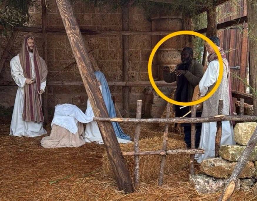 В итальянском городе Галатона преступник попытался скрыться от правосудия изобразив восковую фигуру в рождественском вертепе Однако его неудачный маскарад прервал лично мэр города Флавио Филони На требование покинуть композицию мужчина заявил что вертеп это его дом Ситуация потребовала вмешательства полиции В результате задержания выяснилось что под видом библейского персонажа скрывался 38 летний выходец из Ганы разыскиваемый за нанесение побоев Подпишись RogandarNEWs мы в MAX