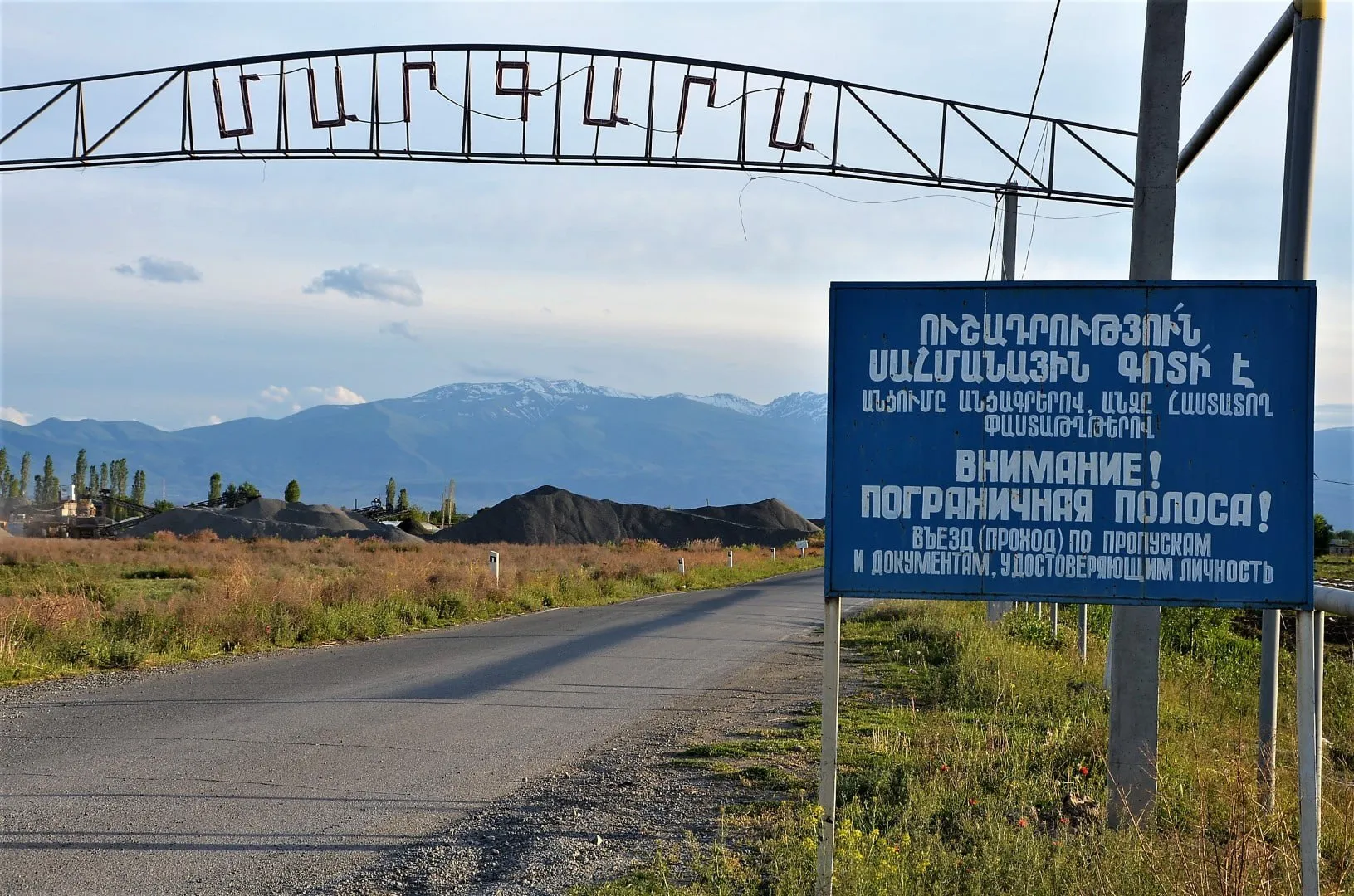 Турция сняла ограничения на прямую торговлю с Арменией Анкара завершила подготовку к запуску прямой двусторонней торговли с Арменией Об этом сообщил официальный представитель МИД Турции Онджу Кечели отметив что все бюрократические процедуры завершены по состоянию на 11 мая 2026 года При этом Турция также продолжает техническую и бюрократическую подготовку к открытию общей границы с Арменией Что на деле означают изменения Ранее турецкое законодательство не позволяло указывать Армению в качестве страны импортёра поэтому товары фактически оформлялись через третьи страны чаще всего через Грузию Приходилось оформлять сложный ложный транзит Теперь в законодательство Турции вносится поправка и Армения официально включается в список стран импортёров турецкой продукции а также становится возможным экспорт армянских товаров в Турцию Благодаря новому регламенту теперь можно указывать Армения Турция в качестве страны назначения или отправления для товаров следующих из Турции в третью страну и далее в Армению либо в обратном направлении из Армении через третьи страны в Турцию Это позволит осуществлять прямую торговлю без посреднических схем В Ереване это решение приветствовали В МИД Армении подчеркнули что решение может стать следующим этапом на пути к полноценным отношениям включая открытие армяно турецкой границы и установление дипломатических отношений t me economyofarmenia