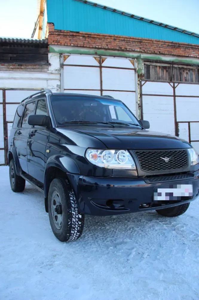 Полноприводный автомобиль передала в зону спецоперации компания из Сковородино Вместе с машиной была отправлена посылка с теплыми вещами маскировочными сетями и лекарственными препаратами Сковородинская компания отправила бойцам спецоперации автомобиль повышенной проходимости УАЗ Патриот Об этом сообщила администрация Сковородинского муниципального округа Транспортное средство обладает высокой проходимостью что будет значительным преимуществом для амурских военнослужащих Перед отправкой автомобиль был подготовлен ко всем возможным нуждам участников спецоперации получив все необходимые компоненты Сковородинский Центр помощи военнослужащим Семья Своих не бросаем оказал существенную поддержку В посылках содержались теплые вещи маскировочные сети лекарственные препараты и предметы первой необходимости Специалисты компании отметили что переданный автомобиль будет задействован в зоне специальной военной операции для поддержки военнослужащих в решении поставленных задач Эта техника станет незаменимым помощником в сложных условиях в которых работают амурские бойцы Компания продолжит оказывать всю необходимую помощь солдатам которые защищают интересы нашей страны Фото администрации Сковородинского муниципального округа