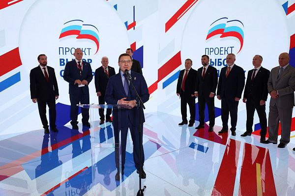 Владимир Якушев открыл работу стенда «Единой России» «Выбор сильных» на ПМЭФ На базе партийного проекта «Выбор сильных» «Единая Россия» объединяет огромное количество людей разных возрастов, которые любят эти виды спорта, отметил секретарь Генсовета Владимир Якушев на торжественном открытии стенда. «Мы рассчитываем, что объединим в проекте большое количество молодых людей, которым спорт помогает стать сильными физически, сильными духом. Из них вырастут патриотически воспитанные и социально ответственные граждане нашей страны. Я хочу пожелать успеха в реализации мероприятий партпроекта на всей территории нашей страны», - сказал Якушев. Министр спорта РФ Михаил Дегтярев отметил работу партпроекта. «В проекте примут участие 2900 школ и 250 вузов. Можете себе представить, что занятия охватят до миллиона школьников и студентов. Прекрасный стенд, прекрасный проект», - подчеркнул он. В свою очередь председатель общественного совета партпроекта «Выбор сильных», сенатор, трехкратный олимпийский чемпион по греко-римской борьбе, Герой России Александр Карелин обозначил одну из ключевых задач проекта. «Мы хотим, чтобы установки, которые поставил перед нами Президент России Владимир Путин, в том числе, чтобы больше людей занимались спортом, решались благодаря этому проекту. Уверен, что упорство, дисциплина, стремление к победам позволить совместить организационные усилия «Единой России» и двух наших федераций», - отметил он.