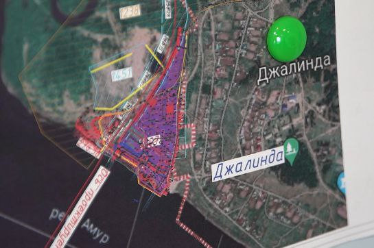 В этом году планируется начать разработку проекта моста через Амур Джалинда Мохэ Реализацию проекта по строительству международного объекта обсудили в региональном правительстве Совещание провел губернатор Амурской области Василий Орлов Он отметил что мост Джалинда Мохэ это важнейший проект для транспортно логистического развития Дальнего Востока Власти Приамурья взаимодействуют по вопросам реализации проекта с провинцией Хэйлунцзян правительством Якутии и предприятием железных дорог Уже ведется реконструкция железнодорожной ветки Сковородино Рейново и ж д станции Второй этап проекта строительство мостового перехода ПРОДОЛЖЕНИЕ ПО ССЫЛКЕ