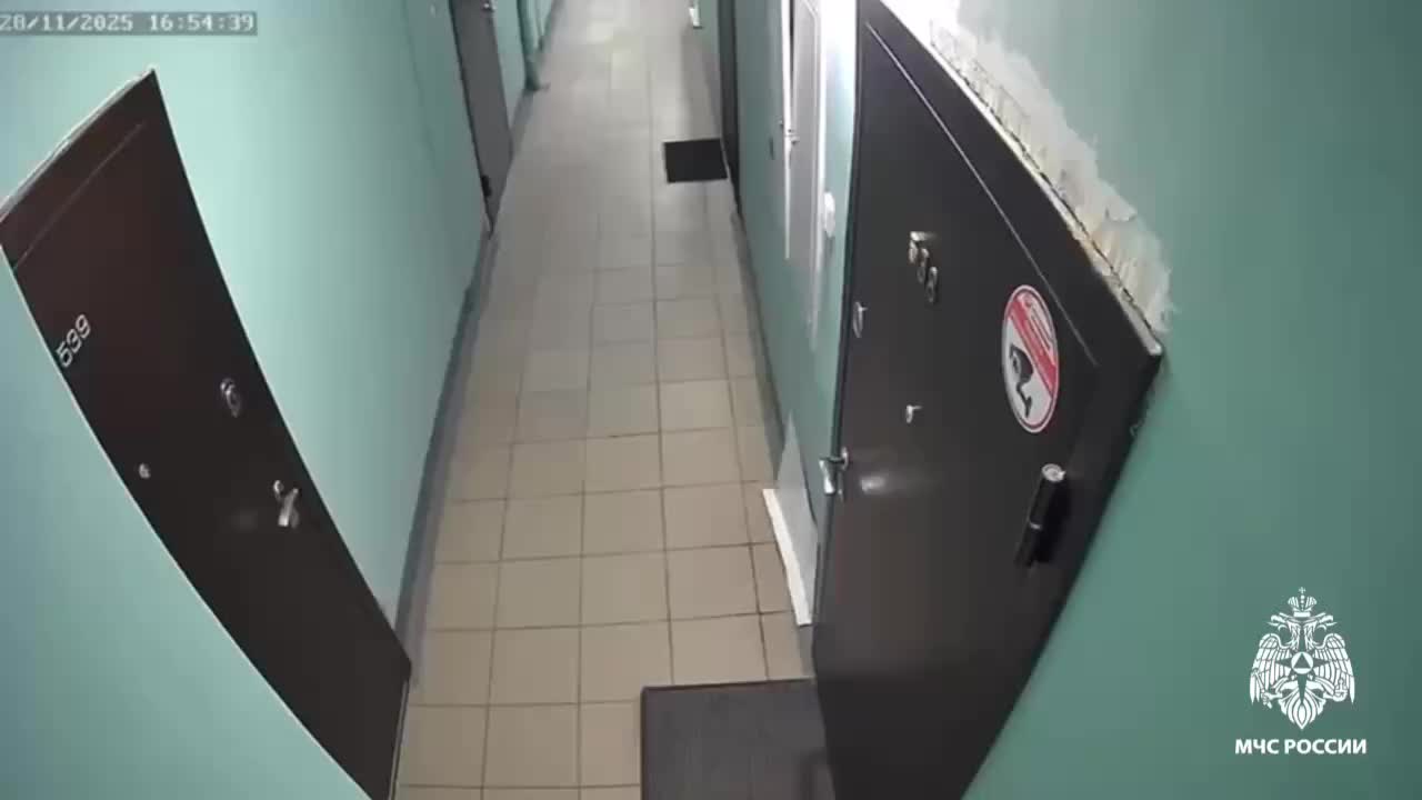 Взрыв газового баллона в Новосибирске: дверь квартиры выброшена, жильцы не пострадали