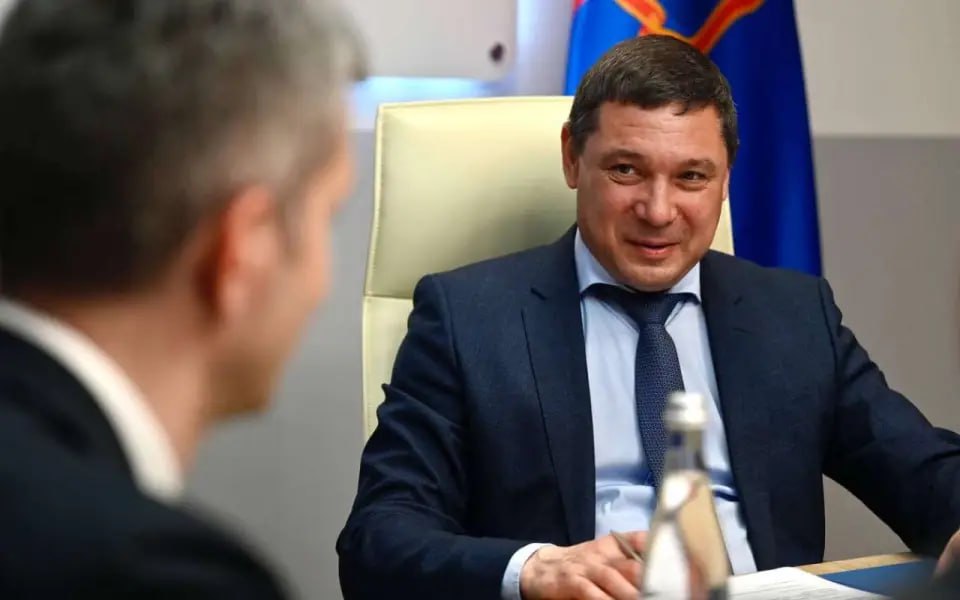 Евгений Первышов подтвердил участие в сентябрьских выборах главы Тамбовской области Врио губернатора Тамбовской области Евгений Первышов получил официальную поддержку регионального отделения партии «Единая Россия» для участия в предстоящих досрочных выборах главы региона, которые пройдут 12–14 сентября 2025 года. Решение было принято единогласно на конференции партии, где за выдвижение кандидатуры Первышова проголосовали все 123 участника. О своем намерении участвовать в выборах господин Первышов сообщил в своем телеграм-канале. После подачи необходимых документов в областную избирательную комиссию он станет официальным претендентом на пост губернатора. Евгений Первышов является исполняющим обязанности главы региона с ноября 2024 года, сменив Максима Егорова, который досрочно покинул должность. Ранее Первышов был мэром Краснодара, депутатом Государственной думы и участником специальной военной операции.
