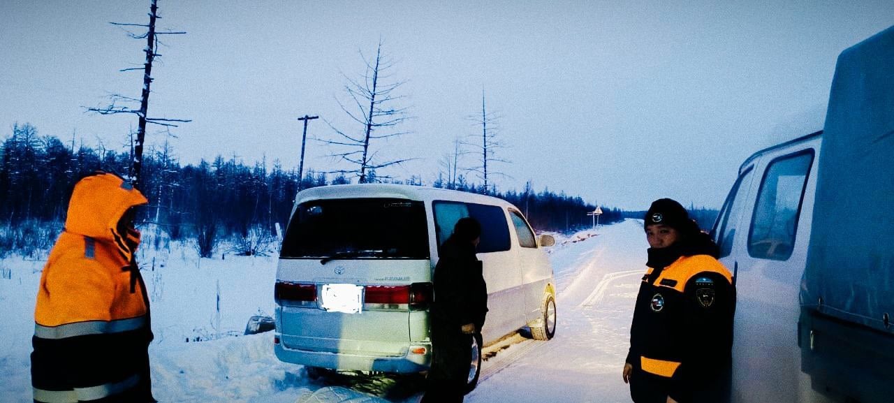 В Намском улусе эвакуировали рыбаков  Сегодня, 7 декабря, около 8 ч утра на номер Тюбятского поисково-спасательного отряда Службы спасения Якутии поступил вызов.   Двое мужчин выехали рано утром из Якутска на рыбалку. Они проехали с. Тюбя Намского района, и у них заглохла машина. Выехавшие на вызов спасатели Тюбятского наПСР  старший - Аркадий Федоров   обнаружили рыбаков в 5-6 км от участка Культура, люди уже поставили палатку и затопили железную печку, чтобы согреться. Людей эвакуировали. Об этом сообщает Служба спасения.       Новости   Yakutsk News