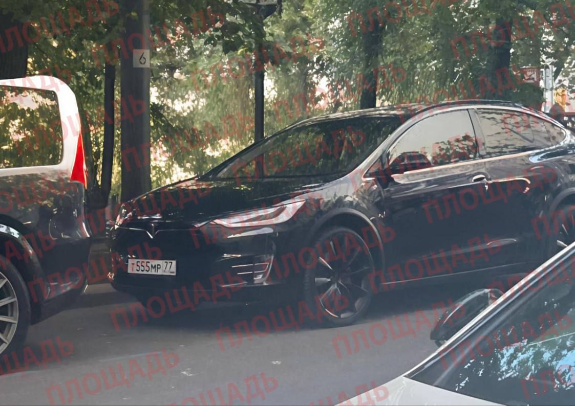 Автомобиль Романа Старовойта Tesla Model X, в котором было найдено его тело после самоубийства. Электрокар был припаркован в парке им. Малевича у деревни Раздоры в Одинцовском городском округе. Жизнь бывшего министра транспорта РФ и экс-губернатора Курской области оборвалась около 15:00. Подписывайся на «Площадь»