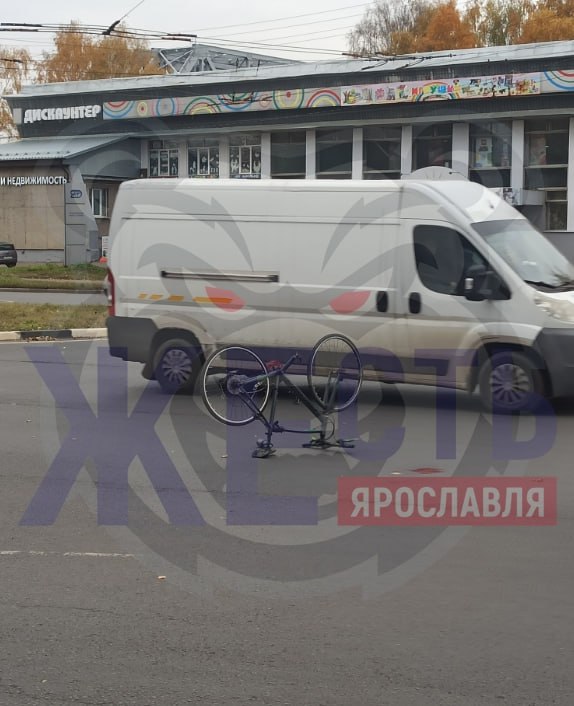 В Ярославле легковушка сбила 65 летнего велосипедиста Авария произошла 11 октября в 11 50 в районе Республиканского проезда По данным полиции за рулем Рено был 43 летний водитель В результате ДТП велосипедист был госпитализирован Обстоятельства произошедшего устанавливаются Жесть Ярославль 76 RU теперь в MAX