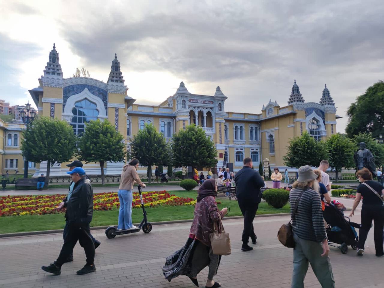 Многие россияне хотят встретить Новый год в Кисловодске  К такому выводу пришли аналитики одного из популярных сервисов бронирования после опроса 2 тысяч человек.   Большинство предпочти бы провести волшебную ночь года в Санкт-Петурбурге. На втором месте рейтинга обосновалась Москва. Также в десятку желанных мест для празднования попали Шерегеш, Казань, Калининград, Нижний Новгород, Зеленоградск и Минск.  "Кисловодск уже не первый год уверенно занимает позиции в числе популярных городов России для встречи Нового года. И это не удивительно. Добро пожаловать в место, где даже зимой вы сможете насладиться теплым солнцем, свежим горным воздухом и прогулками по территории самого большого рукотворного парка в Европе", — сказал глава Кисловодска Евгений Моисеев.    Мэр добавил, что к новогодним праздникам на курорте готовят насыщенную программу мероприятий  6+ , новые бесплатные экскурсии  6+  и спортивные активности  6+ .    Ставрополье. Главное