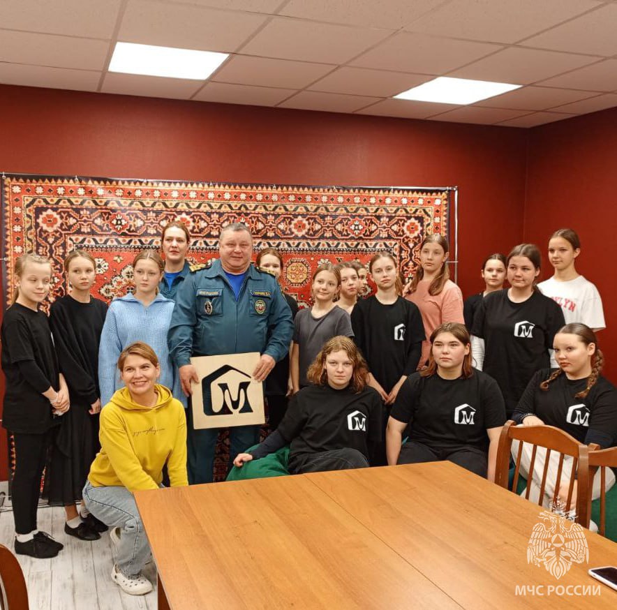 УРОКИ БЕЗОПАСНОСТИ ПОДГОТОВКА К ЗИМНЕМУ ПЕРИОДУ   Государственные инспекторы Гатчинского отделения ГИМС провели мероприятие по безопасности на водных объектах с представителями молодежного совета Большеколпанского территориального управления В ходе встречи участникам разъяснили главные правила безопасного поведения вблизи водоемов в зимний период особенности тонкого льда и алгоритмы действий в экстремальных ситуациях Особое внимание было уделено профессиональной ориентации молодежи Сотрудники ГИМС рассказали о профессии спасателя как о настоящем призвании требующем мужества отваги и высокого профессионализма   ОСОБОЕ ВНИМАНИЕ Первый лед крайне опасен Знание правил безопасности и умение действовать в чрезвычайных ситуациях могут спасти жизнь       МЧС России напоминает Выход на непрочный лед представляет смертельную опасность Будьте бдительны и соблюдайте правила безопасности у водных объектов в зимний период МЧС Ленинградской области Подписывайся на МЧС России в MAX ВК