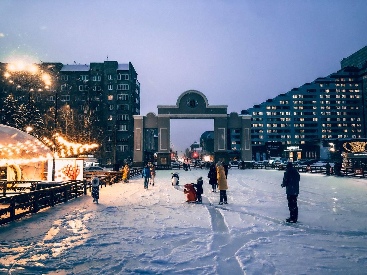 В Красноярске открывается каток на Стрелке Покататься можно уже завтра Торжественное открытие катка на Стрелке пройдет в пятницу 14 ноября в 19 00 Перед гостями выступит хор Еще обещают цирковое шоу на льду с акробатикой и пиротехникой и танцевальные номера Массовые катания начнутся в 20 00 в пятницу будет два сеанса по 90 минут с перерывом С 15 ноября каток будет работать по обычному расписанию в будни с 12 00 до 22 00 в выходные и праздничные дни с 9 30  В будни вход будет стоить 270 рублей в выходные и праздничные 420 рублей Стоимость аренды коньков 250 рублей Для детей до 6 лет вход свободный prmira news