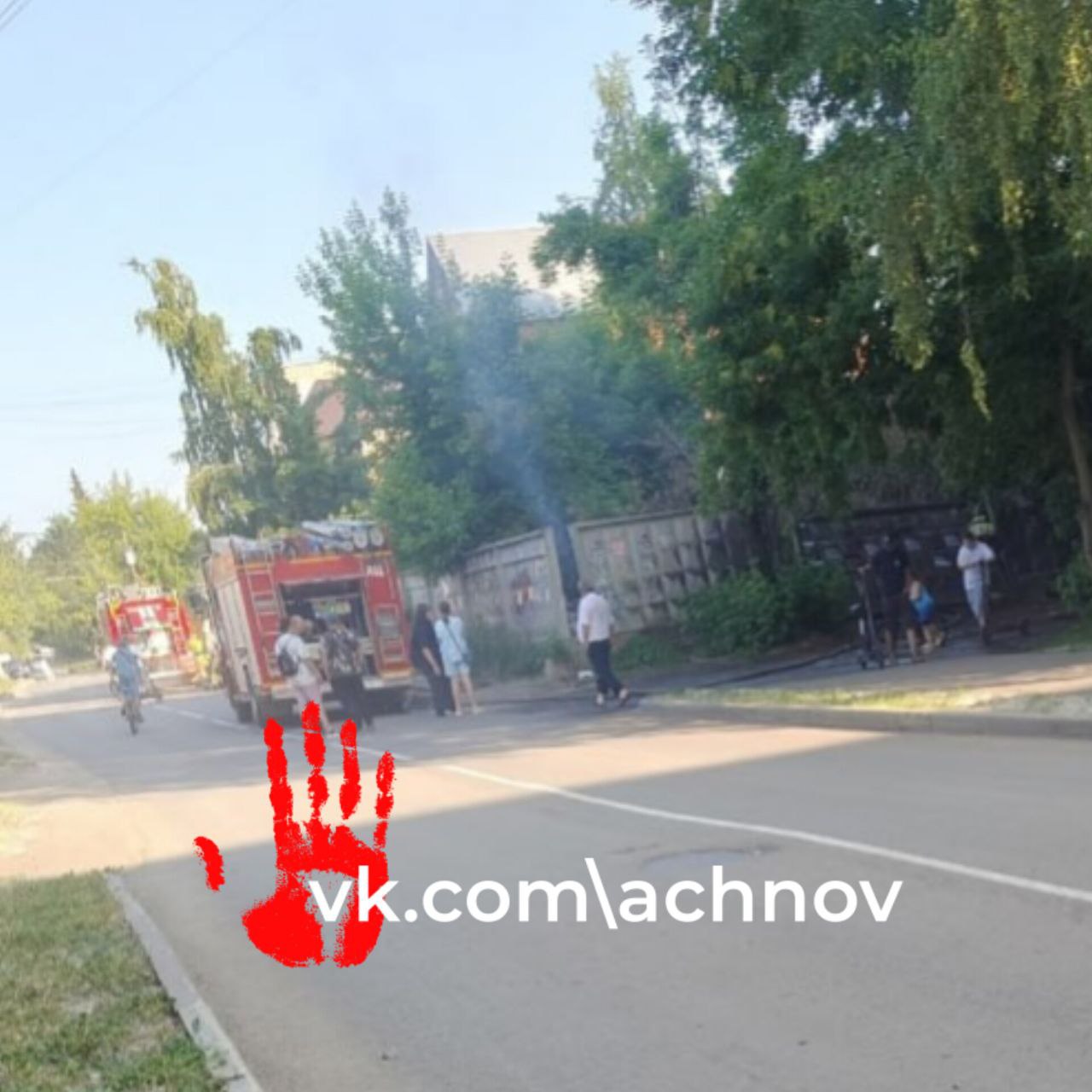 Очевидцы сообщают об очередном возгорании на этот раз в Советском районе Челябинска.     Сейчас сотрудники МЧС работают над тушением пожара по адресу: улица Знаменская 3а. Дым виднеется за забором