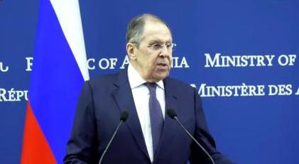Глава МИД РФ Сергей Лавров на пресс-конференции в Ереване коснулся переговорного процесса по карабахскому вопросу. "Нас никто не может упрекнуть, поскольку последние как минимум 20 лет и президент Путин, и президент Медведев продвигали решения, которые обеспечивали справедливый подход через мирные переговоры. Я напомню, о чем шла речь: из 7 азербайджанских районов отдать 5, верните 5 районов, как первый шаг. И в качестве промежуточной стадии сохраните Кельбаджарский и Лачинский районы - это огромные территории, связывающие Армению с Карабахом. Сохраните их в том статусе, в котором они есть сейчас, отложив решение вопроса об окончательном статусе Нагорного Карабаха на долгие годы, а по сути дела, говорилось о том, чтобы это отложить до будущих поколений. Наверное, это как-то лучше, чем то, что сейчас получилось, из-за того, что вот эти компромиссные предложения, продвигавшиеся многие годы, как я сказал, российским руководством, были отвергнуты… Было реализовано право на выбор, в данном случае - отказ от той формулы, которую я сейчас вспомнил", — сказал Лавров.