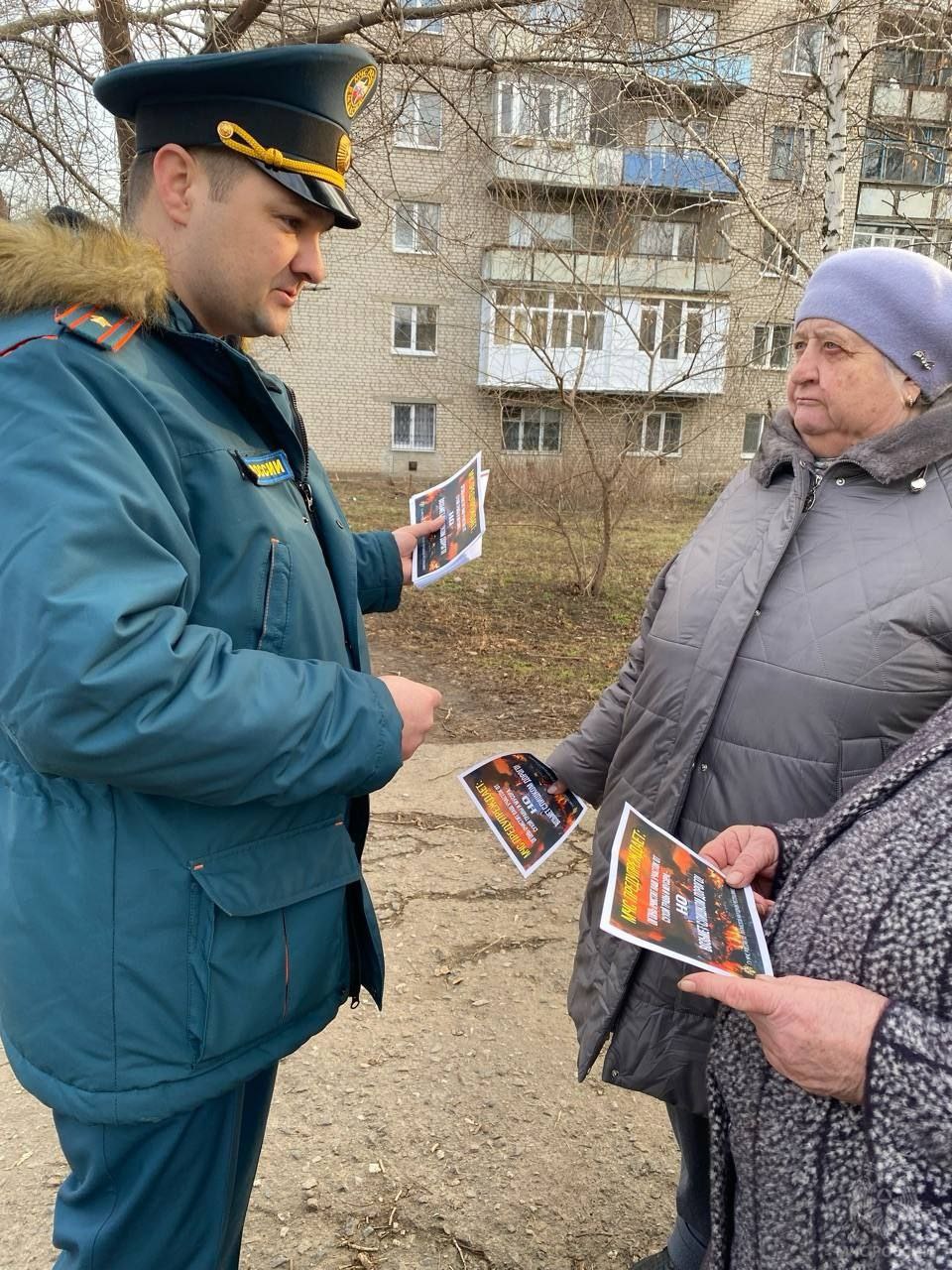 Жителей Славяносербского района призвали соблюдать правила пожарной безопасности в быту   ‍ Очередные противопожарные рейды провели сотрудники по надзорно-профилактической деятельности МЧС России в пгт Славяносербск. Особое внимание обращали на неисправное состояние электропроводки, неправильную эксплуатацию электрооборудования, небезопасное курение в жилье, а также детскую шалость с огнем. Настоятельно рекомендовали при использовании газового оборудования, отопительных печей и бытовых электроприборов не оставлять их включенными без присмотра, а при обогреве помещений не использовать самодельные обогреватели, газовые плиты, электроплитки.    Необходимо регулярно проверять исправность отопительных печей, не допускать их перекала.   ‍  Жителям объясняли, как можно самостоятельно справиться с возгоранием на начальной стадии с помощью подручных средств  песок, вода, огнетушитель и др. , ведь так гораздо больше шансов сохранить свое имущество до прибытия пожарных.   Не ограничившись только противопожарными инструктажами, огнеборцы также информировали земляков об алгоритме действий при обнаружении взрывоопасных и подозрительных предметов и об опасности выхода на тонкий лед.    БудьВКурсе оперативных событий  в Луганской Народной Республике       в России