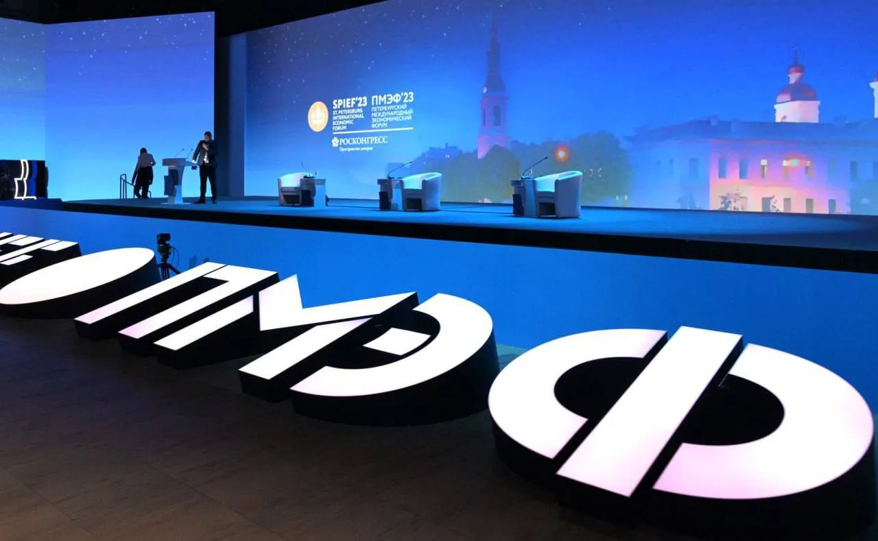 Билеты на ПМЭФ подорожали до рекордных 1 6 млн рублей С 19 мая стоимость полного участия в Петербургском международном экономическом форуме вырастет до 1 632 млн рублей это рекорд за всю историю мероприятия Сейчас билет стоит 1 454 млн а в начале продаж цена стартовала с 850 тыс рублей Полный пакет даёт доступ ко всем мероприятиям форума и зонам делового общения с 3 по 6 июня но попасть на пленарное заседание с Владимиром Путиным всё равно можно только по отдельному приглашению Для желающих просто посмотреть есть однодневный билет за 66 тыс рублей