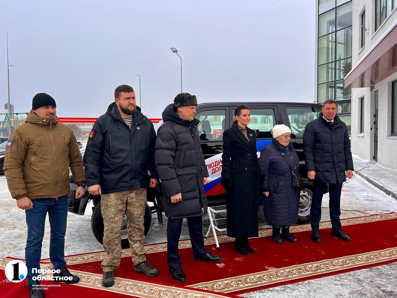 Бабушке Байрамбике из Челябинска подарили машину для гуманитарных поездок на СВО В октябре автомобиль на котором она снова отправилась в поездку попал в аварию с грузовиком под Сызранью К счастью все остались целы однако машина сильно пострадала и восстановлению она не подлежала Губернатор Челябинской области Алексей Текслер и региональное правительство не остались в стороне от случившегося переговорили с предпринимателями которые в очередной раз доказали свою патриотическую позицию рассказала заместитель председателя регионального правительства Маргарита Павлова Новый автомобиль обладает всеми нужными характеристиками для того чтобы совершать сложные поездки на дальние расстояния Сама Байрамбике безумно счастлива что снова сможет отправиться к бойцам Уже 17 декабря она собирается в новую поездку к своим ребятам Подписаться Прислать новость Подпишись на МАХ