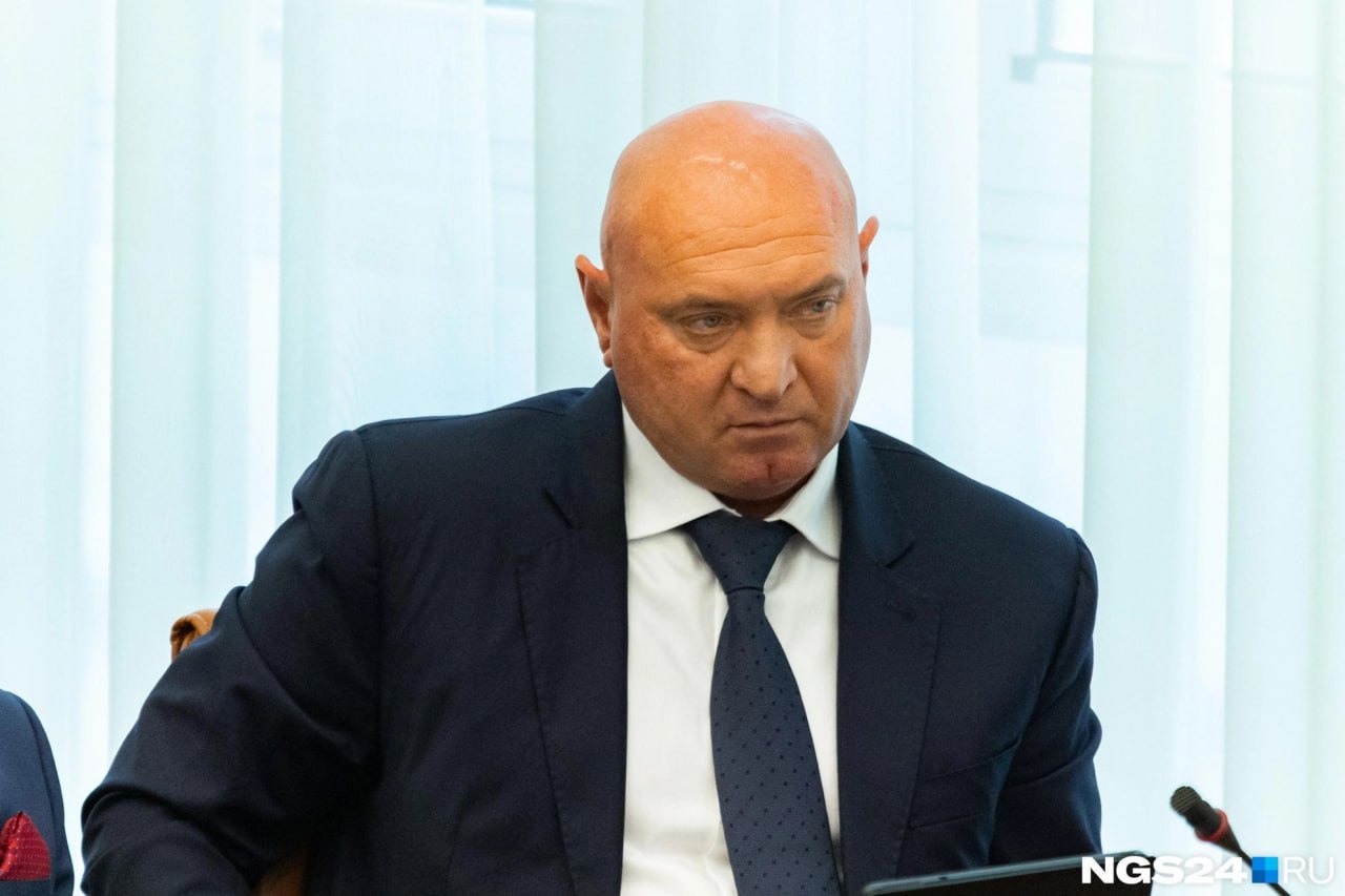 Находящемуся в СИЗО депутату Красноярского заксобрания Сергею Натарову присвоили третью группу инвалидности Такое решение приняли после проведенной экспертизы. Об этом сообщили в телеграм-канале Натарова. Там же напомнили, что за 3,5 года нахождения в СИЗО вице-спикер перенес тяжелую форму коронавируса и операцию на сосудах сердца. Также у политика значительно ухудшилось зрение и функциональность опорно-двигательного аппарата. В ближайшее время защита будет ходатайствовать об освобождении Натарова. Сергей Натаров обвиняется в хищении более 100 миллионов рублей при поставках товаров и услуг на север края. Ему вменяется 14 преступлений, из них 12 являются тяжкими. При этом он остается депутатом Заксобрания.
