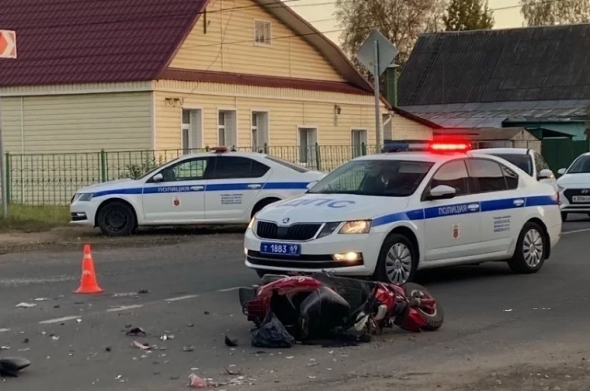 Твери столкнулись автомобиль ДПС и мотоцикл.   На пересечении улиц Димитрова и Крайней столкнулись легковой полицейский автомобиль и мотоцикл. Предварительно, мотоциклист получил травмы.  Обстоятельства аварии и информация о пострадавших уточняются.             - прислать новость, реклама    - подписывайтесь