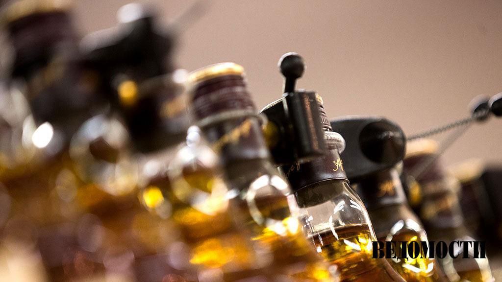 Jim Beam приостановит производство на своем главном заводе на весь 2026 год для модернизации производственных мощностей пишет BBC Производители виски в Кентукки который традиционно считается центром бурбона сейчас сталкиваются с высокой степенью неопределенности отмечает BBC  По данным издания американские компании с алкогольной продукцией столкнулись с ответными импортными пошлинами на зарубежных рынках после того как в апреле президент США объявил о введении тарифов на товары из большинства стран мира Бренд Jim Beam принадлежит японской компании Suntory Global Spirits Telegram Max