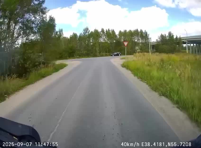 Инспектор ДПС в Подмосковье дает наглядное предупреждение водителям