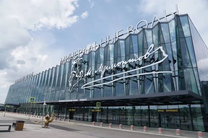 Три аэропорта на территории Северного Кавказа будут адаптированы для обслуживания международных рейсов. Об этом сообщает ТАСС со ссылкой на заявление гендиректора холдинга «Новапорт» Евгения Янкилевича. По информации гендиректора, до 2027 года будет произведена реконструкция обновленных терминалов в аэропортах Ставрополя, Кавминвод и Владикавказа. Это необходимо сделать, чтобы они могли принимать и отправлять международные авиарейсы. Адаптация обойдется в сумму более 6 млрд рублей. Самой дорогой проект — это модернизация аэропорта в Минеральных Водах. Инвестиции оцениваются до 3,5 млрд рублей. Еще 1,8 млрд рублей компания направит на адаптацию терминала внутренних линий аэропорта Владикавказа. И еще 1 млрд рублей израсходуют на реконструкцию старого терминала внутренних линий воздушной гавани Ставрополя. Подписаться на «Эксперт Юг»