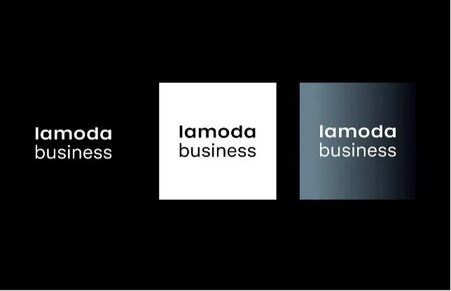 Lamoda закрепила работу с селлерами под брендом Lamoda BusinessLamoda выделила взаимодействие с селлерами в отдельное направление под брендом Lamoda Business и завершила регистрацию одноименного товарного знака Компания уже несколько лет системно развивает сервисы и инструменты для партнеров маркетплейса а сейчас эта работа получает единую точку входа и айдентику под брендом Lamoda Business Решение отражает фокус компании на развитии маркетплейс направления и закрепляет использование единой визуальной и коммуникационной айдентики Lamoda Business во всей работе с партнерами 2025 год стал для Lamoda годом масштабирования маркетплейс направления Его доля в NMV объем реализованных товаров с учетом возвратов выросла с 54 в 2024 году до 57 в 2025 году при этом более 80 объема уже приходится на продавцов площадки использующих рекламные инструменты для продвижения своих товаров Также эта модель работы с партнерами стала основным каналом притока новых брендов в 2025 году 92 вышли на платформу по модели маркетплейса усилив ассортимент формируемый за счет собственных закупок Lamoda За год компания в 2 5 раза ускорила запуск продаж для селлеров и перешла к непрерывному развитию продукта усилив вклад партнерского направления в выручку и развитие модели FBS Lamoda Business это единая система сервисов и коммуникаций для действующих и потенциальных партнеров маркетплейса которая как и прежде ставит своей задачей комплексную поддержку селлеров на всех этапах работы с площадкой Теперь у этой системы есть единый бренд единая коммуникация и понятная айдентика объединяющие уже существующие и новые сервисы Направление включает регулярные бизнес встречи для селлеров закрытое сообщество для собственников основателей и руководителей модных и лайфстайл брендов флагманскую конференцию Lamoda Brand Day другие профессиональные мероприятия и инициативы а также образовательный проект Seller Academy базу знаний для селлеров Решение выделить Lamoda Business в отдельное направление логичный шаг после года глубокой трансформации маркетплейс модели Мы смотрим на Lamoda Business как на B2B экосистему от технологии и аналитики до контента логистики и обучения Это не набор отдельных инструментов а целостная работа с партнерами То что мы делали и раньше теперь собрано под единым брендом и единой коммуникацией В 2026 году мы продолжим инвестировать в направление усиливая аналитику инструменты роста и персонализацию сервисов для селлеров Наша цель чтобы Lamoda была лучшей площадкой для развития фэшн брендов в онлайн ритейле отмечает Мария Поликарпова руководитель партнерского маркетинга Lamoda Отдельный фокус Lamoda Business прямой открытый диалог с селлерами В 2025 году были запущены офлайн бизнес завтраки в офисе Lamoda которые уже посетило более 1500 человек предприниматели и представители брендов встречаются с командой обсуждают планы смотрят прототипы новых сервисов и делятся обратной связью Компания регулярно измеряет удовлетворенность в ключевых точках пути селлера и отслеживает контактность В дальнейшем Lamoda планирует последовательно развивать Lamoda Business через продуктовые инструменты сервис для продавцов и образовательные проекты повышая прозрачность и удобство работы партнеров с площадкой