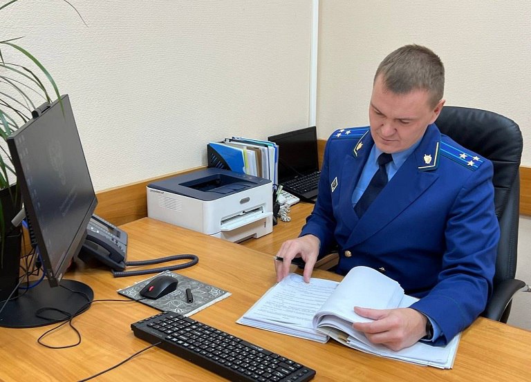 Прокуратура Ленинского района города Томска утвердила обвинительное заключение по уголовному делу в отношении местной жительницы, обвиняемой в мошенничестве и покушении на мошенничество. Дело было возбуждено по материалам регионального УФСБ России. Следствие установило: с августа 2024 года по апрель 2025-го адвокат с целью получения личной материальной выгоды обманывала своих подзащитных и их родных. В результате адвокат получила 670 тысяч рублей, деньги присвоила. Один из ее клиентов не стал передавать ей 50 тысяч рублей и обратился в полицию. Подробнее – на Бабре #томск