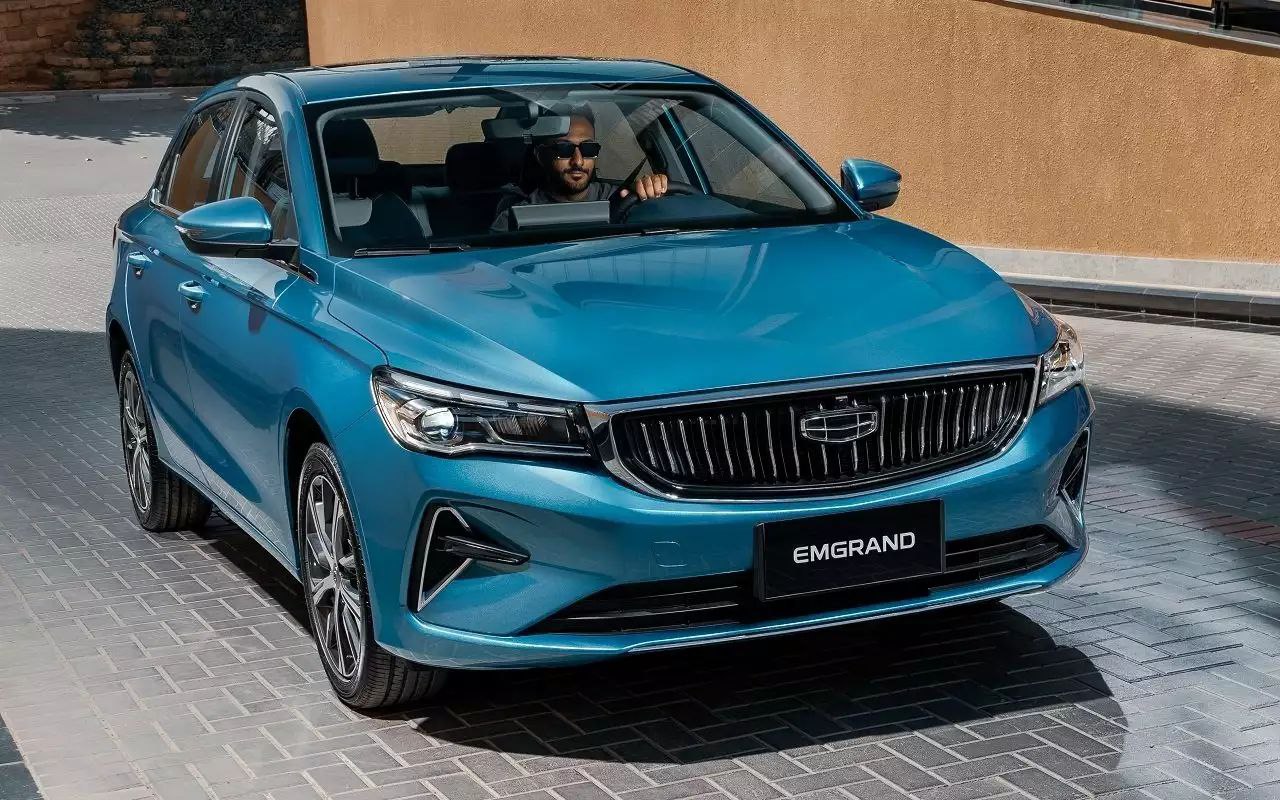 Недорогой и популярный седан покидает рынок России Российские дилеры прекратили принимать заказы на Geely Emgrand Четвертое поколение седана которое являлось самой доступной моделью бренда по всей видимости покидает наш рынок Поставки текущей генерации в РФ не планируются а в Китае модель недавно сменила поколение Но это не причина завершения продаж Emgrand Такой маневр связан с появлением Belgee S50 Модель является по сути копией Emgrand Белорусский седан получился дешевле оригинала в то время как последний наоброт подорожал Стоимость S50 варьируется в диапазоне 1 85 2 27 млн Как считаете вернется ли к нам Emgrand в новом обличии как это было с Coolray НовостиЗарулем Поддержать канал