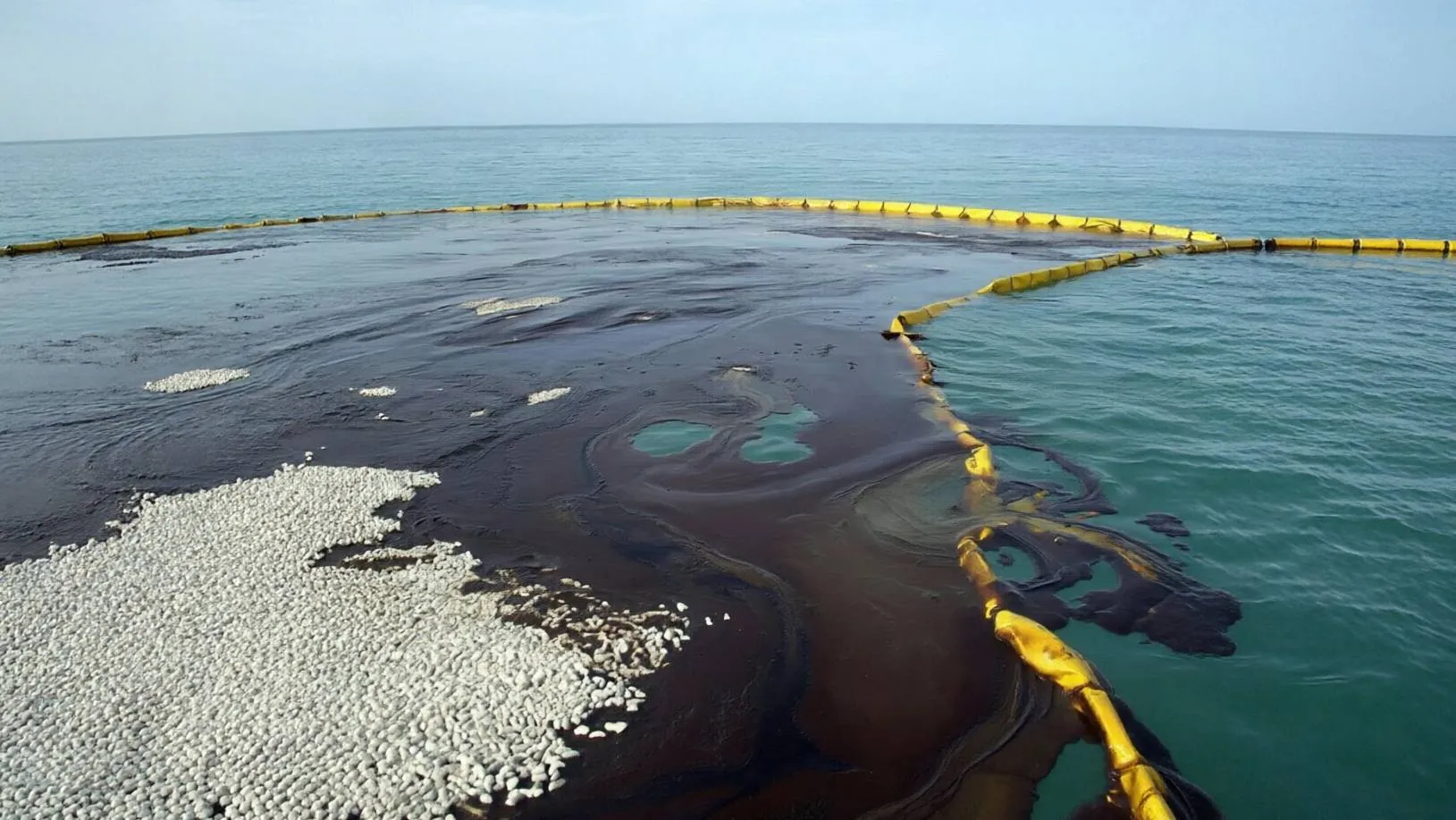 В акватории Черного моря в 11 км от побережья Анапы обнаружили пятно нефтепродуктов Об этом сообщил капитан одного из проходящих мимо пятна морских судов Радужную пленку обработали биосорбентом израсходовали 45 кг материалов Также установили боновые заграждения Под воздействием ветра пятно движется со стороны открытого моря в направлении береговой полосы Анапа Витязево Накануне за два дня на пляжах Анапы нашли около 50 измазанных в нефтепродуктах птиц В последнее время на побережье был сильный шторм во время которого по данным ООО Курорты Анапы на берег выбросило много штормового в основном древесного мусора Среди него не было новых выбросов мазута По оценке специалистов одна из наиболее вероятных причин появления пятна нефтепродуктов последствия атак БПЛА киевского режима которые произошли в последние несколько дней по гражданским судам в акватории Черного и Азовского морей а также на прибрежную инфраструктуру В результате повреждения гражданских кораблей в море могла вылиться незначительная часть нефтепродуктов Как раз легкой фракции они образовали радужную пленку в ней во время шторма и вымазались птицы Если есть сложности с телеграм мы ждем вас в других соцсетях Связь и запросы на размещение рекламы в Temruchok info bot MAX ВКонтакте Одноклассники