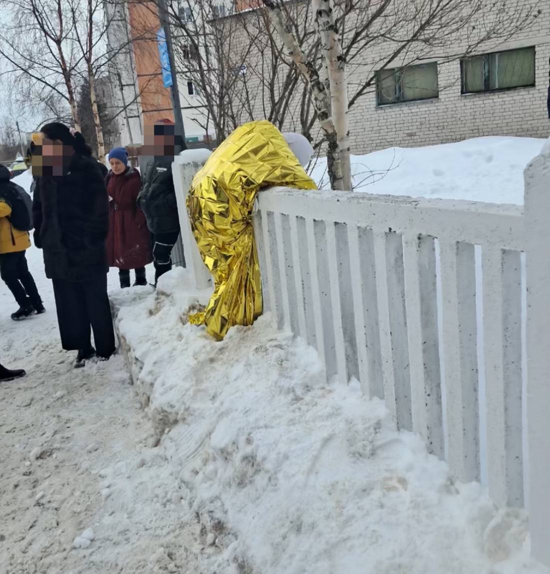 На школьном дворе в Северодвинске ребенок застрял коленками в заборе и не мог выбраться — ноги девочки начали отекать. Инцидент произошел на днях.   Спасатели с помощью бензореза и гидравлического инструмента освободили школьницу и передали ее бригаде скорой помощи.  Фото: Аварийно-спасательная служба Северодвинска    Архангельск №1   Прислать новость