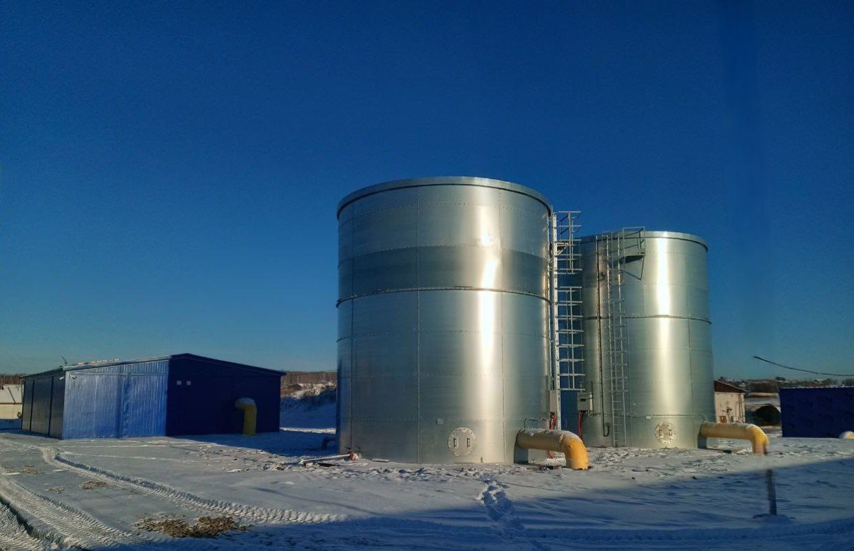 жкх нацпроект В г Уяре в этом году отремонтируют два участка водопровода один участок сети протяжённостью 4 1 км располагается от Сушиновского водозабора до насосной станции второй участок составляет 13 1 км и проходит по ул Пушкина Котовского Лебедевой Горбушина Л Чайкиной Калинина Мичурина Чкалова Ленина Дзержинского Красных Партизан Шевченко Вейнбаумана Крупской Орджоникидзе В ходе работ демонтируют участки трубопровода с накопленными отложениями ржавчиной и другими загрязнениями которые негативно влияют на вкус и чистоту воды Игорь Епифанов замминистра строительства и ЖКХ Необходимость замены сетей в Уяре назрела давно износ старых труб составляет около 90 Работа по улучшению водоснабжения в городе проводится последовательно Отремонтированы две скважины Сушиновского водозабора Установлены очистные и проведён капремонт водонапорной башни Заменён участок водопровода возле сельхозтехникума Выполненные в этом году работы позволят обеспечить более 11 тыс жителей Уяра качественной водой Нацпроект Инфраструктура для жизни