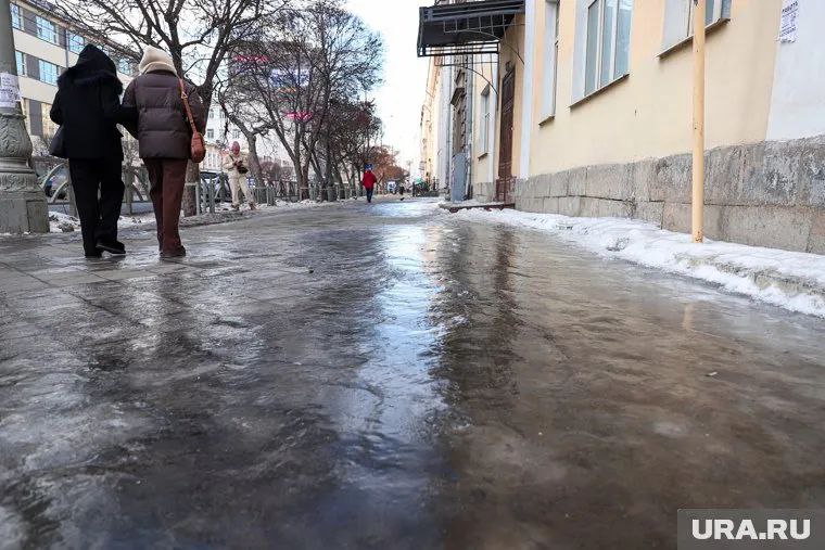 Минтербез Пермского края предупредил о сильном гололеде  В четверг, 13 февраля, в Пермском крае ожидается образование гололедицы на дорогах. Температура воздуха днем от -7 до -2 градусов. Водителям рекомендуют соблюдать скорость и осуществлять движение с учетом дорожного покрытия.