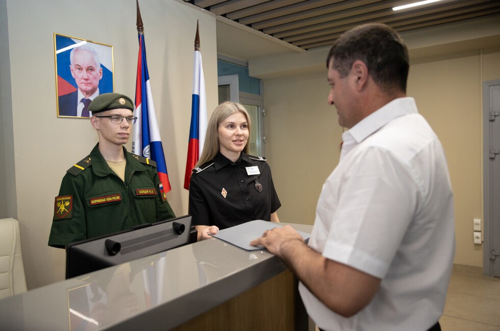 Службы занятости помогли в трудоустройстве свыше 7 тыс. бойцов СВО  ДАН:    Написать в чат-бот  Участникам СВО также оказали 11 тыс. услуг по организации профориентации, более 3 тыс. — по психологической поддержке, более 2 тыс. — по профессиональному обучению.  В вузах страны на сегодняшний день обучаются более 31 тыс. участников СВО и членов их семей, 16 тыс. — было принято в этом году. В колледжи зачислили 20 тыс. бойцов СВО и их детей, почти все из них находятся на очной форме обучения.  Все эти данные привела на совещании по трудоустройству и профессиональному обучению демобилизованных участников спецоперации вице-премьер Татьяна Голикова.  Читать полностью