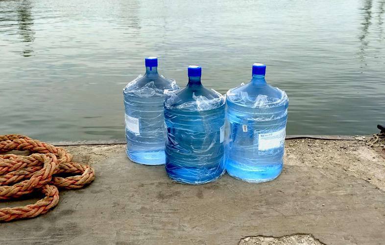 В жару часть Советского района Ростова осталась без воды Часть жителей Советского района остались без водоснабжения в 40-градусную жару 9 июля. По информации ростовского водоканала – это связано с порывом на сетях по проспекту Стачки. Сейчас холодной воды нет в границах улиц Ле-Мана и Зорге, а также проспектов Коммунистический и Стачки. Возобновить водоснабжение пообещали к шести часам вечера.
